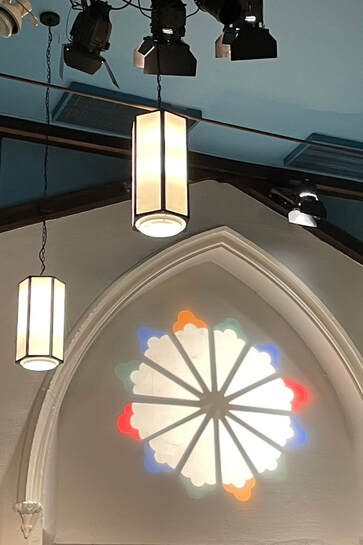 Light fixtures in Heliconian Hall 